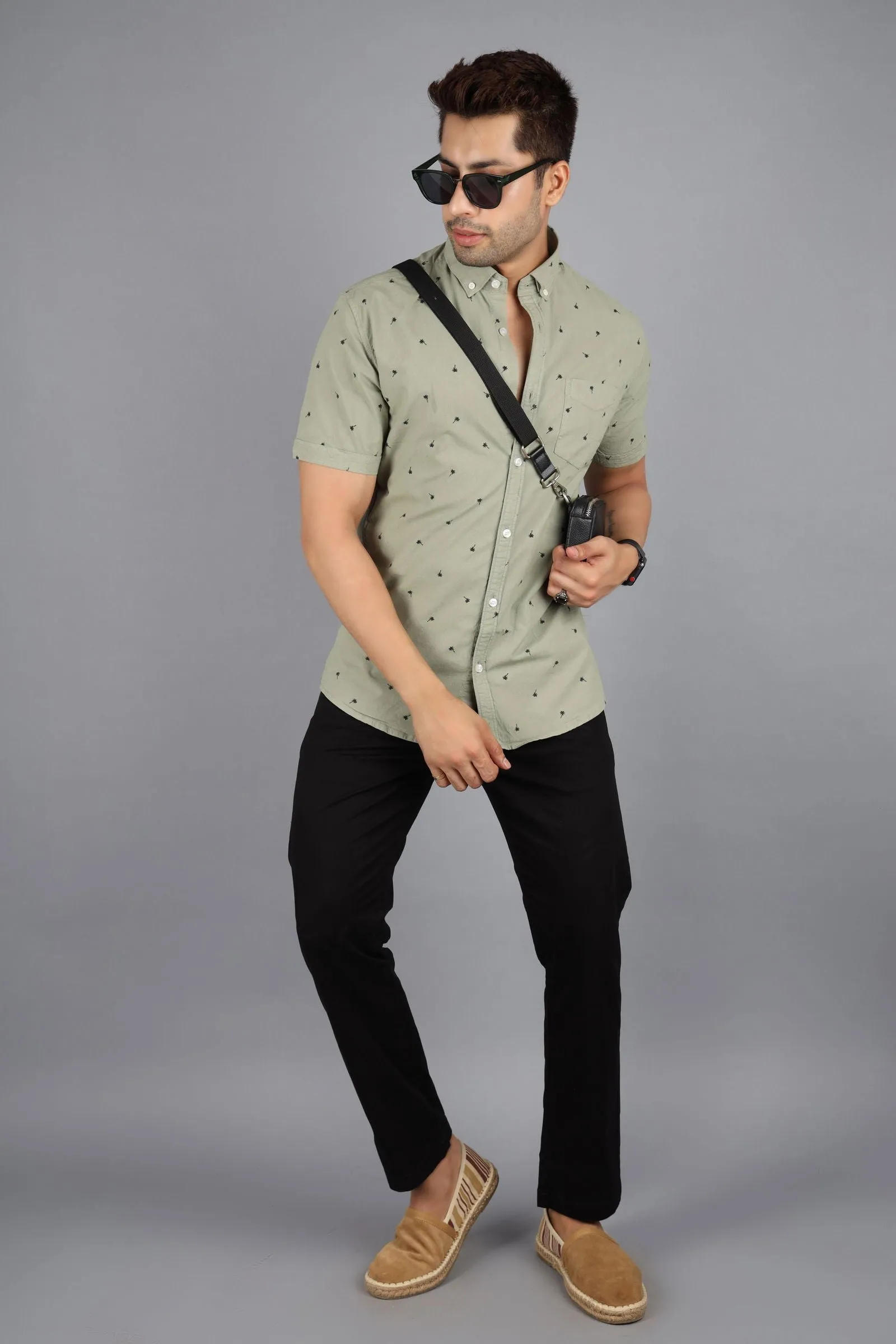Men Taperedfit chinos Black color