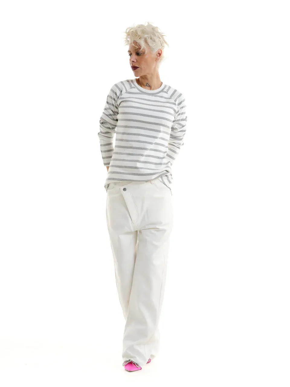 STRIPED SWEATSHIRT & CLOSURE WIDE-LEG JEANS OUTFIT