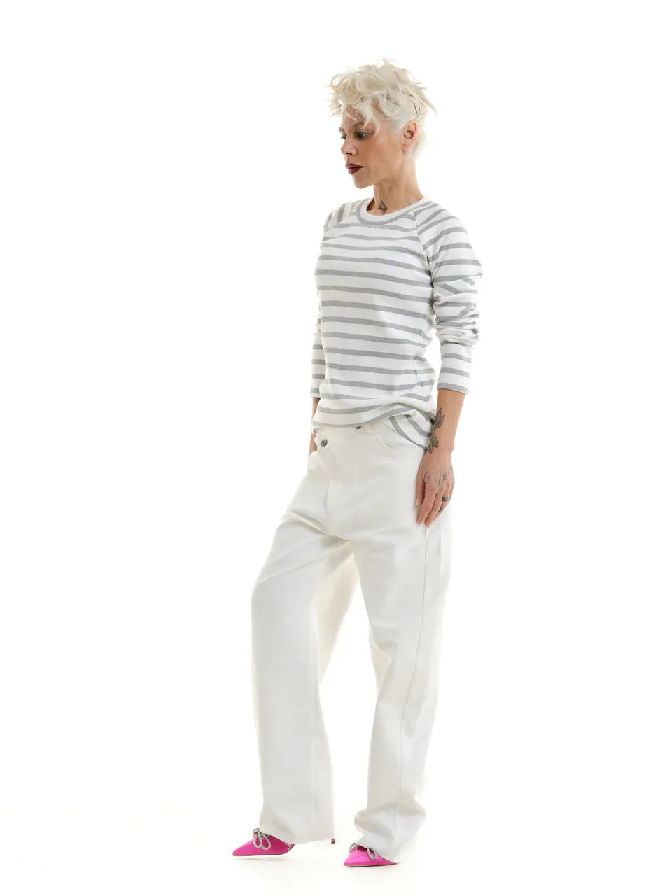 STRIPED SWEATSHIRT & CLOSURE WIDE-LEG JEANS OUTFIT