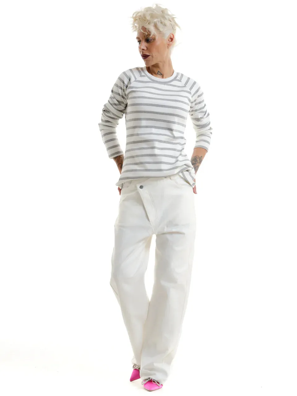 STRIPED SWEATSHIRT & CLOSURE WIDE-LEG JEANS OUTFIT