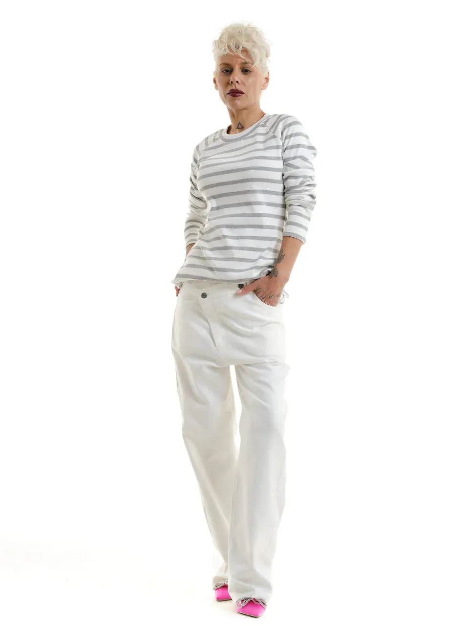 STRIPED SWEATSHIRT & CLOSURE WIDE-LEG JEANS OUTFIT