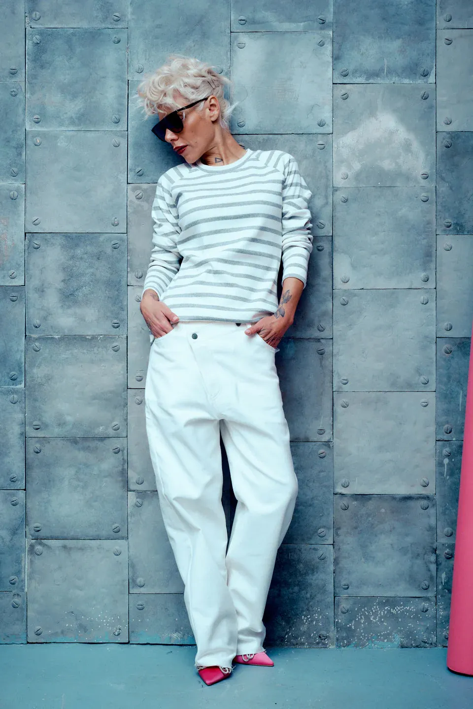 STRIPED SWEATSHIRT & CLOSURE WIDE-LEG JEANS OUTFIT